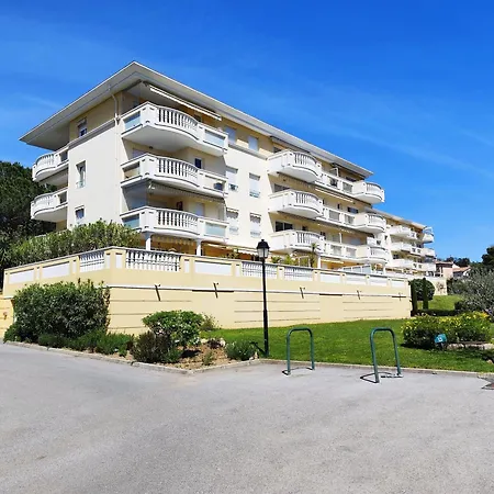 Elegant Two-bedroom With Private Pool And Parking