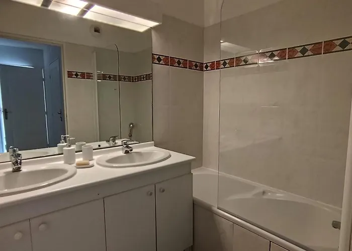 Elegant Two-bedroom With Private Pool And Parking Appartamento