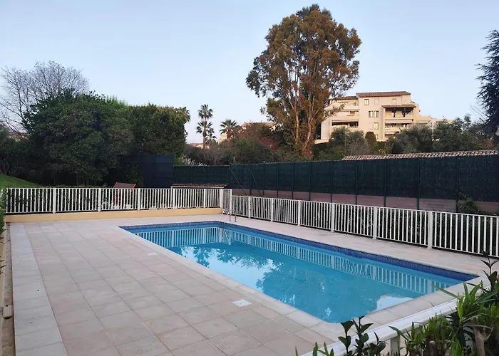 Appartamento Elegant Two-bedroom With Private Pool And Parking