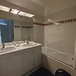 Elegant Two-bedroom With Private Pool And Parking Apartman