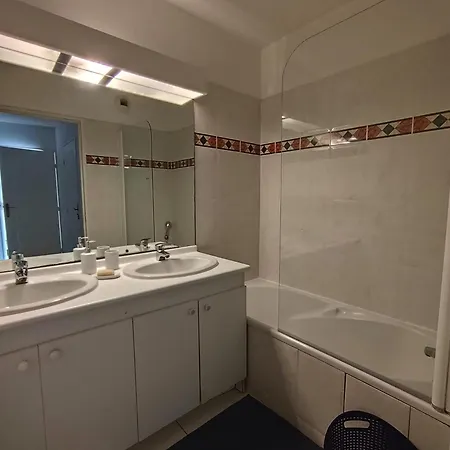 Elegant Two-bedroom With Private Pool And Parking Appartamento