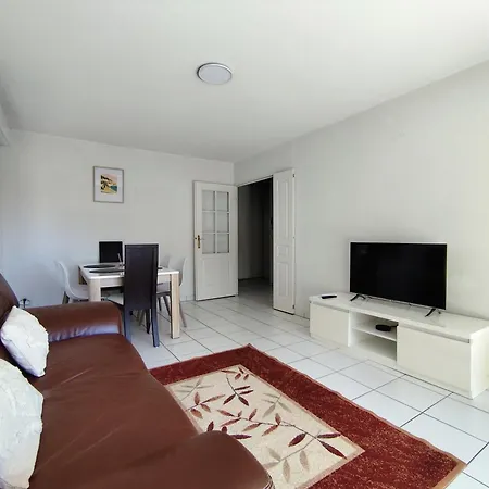Elegant Two-bedroom With Private Pool And Parking