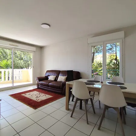 Appartement Elegant Two-bedroom With Private Pool And Parking *