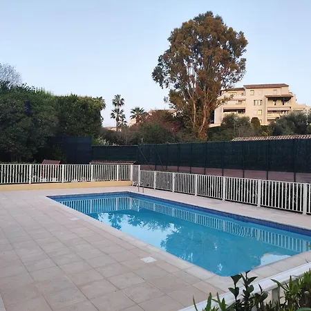 Appartement Elegant Two-bedroom With Private Pool And Parking