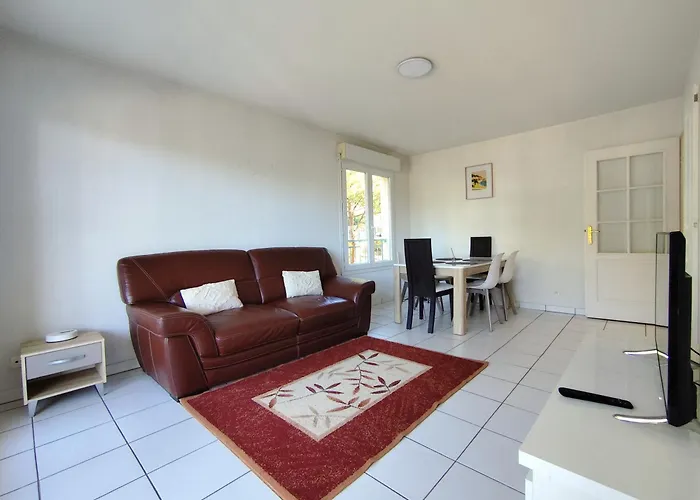 Elegant Two-bedroom With Private Pool And Parking アパート アンティーブ