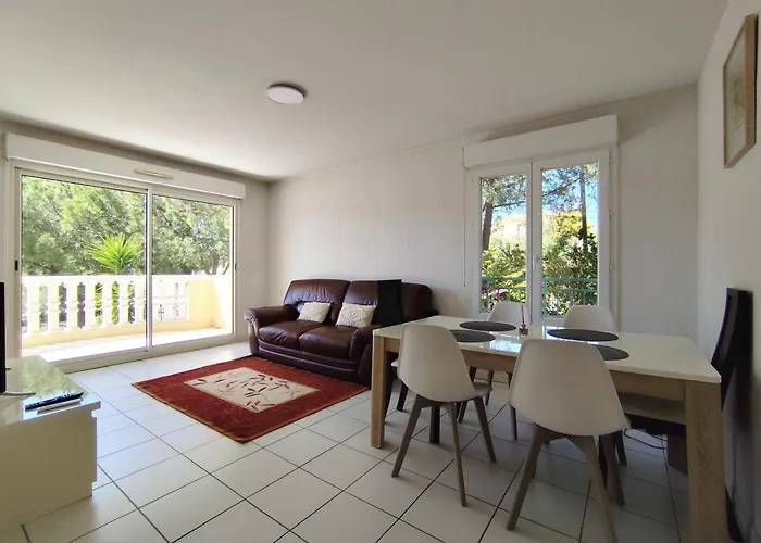 Lejlighed Elegant Two-bedroom With Private Pool And Parking *
